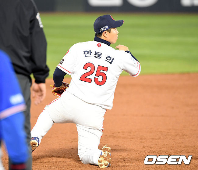 16일 오후 부산 사직야구장에서 ’2021 신한은행 SOL KBO 리그' 롯데 자이언츠와 삼성 라이온즈의 경기가 열렸다.3회초 무사에서 롯데 한동희가 삼성 김상수의 땅볼 타구를 놓치며 실책을 기록하고 있다. /sunday@osen.co.kr