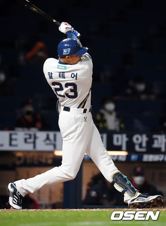 NC 알테어가 홈런을 날리고 있다./rumi@osen.co.kr