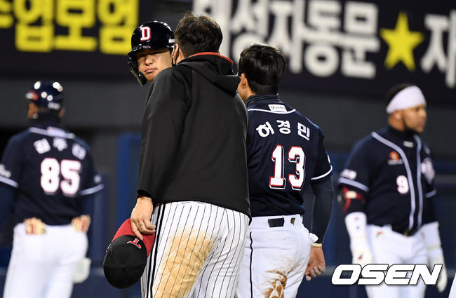 경기를 마치고 LG 김현수가 두산 김재환에 박세혁 헤드샷과 관련 미안함을 전하고 있다. /jpnews@osen.co.kr