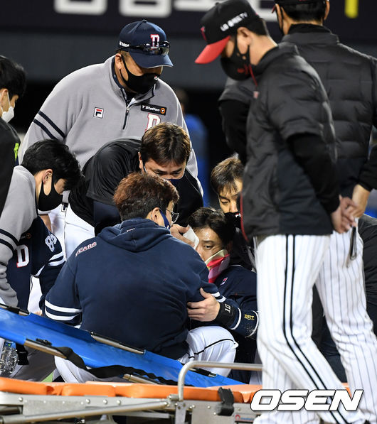 8회초 1사에서 두산 박세혁이 LG 김대유의 투구에 얼굴 부위를 맞고 상태를 체크하며 구급차로 이동하고 있다.  /jpnews@osen.co.kr