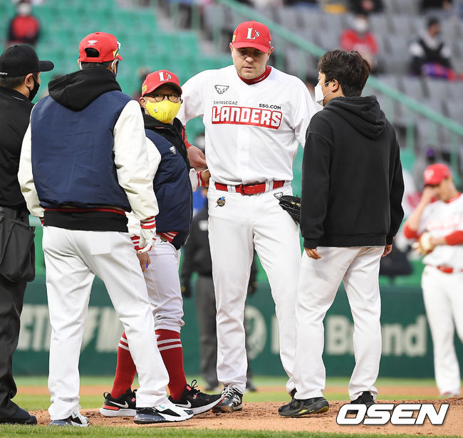 16일 오후 인천SSG랜더스필드에서 ‘2021 신한은행 SOL KBO 리그’ SSG 랜더스와 KIA 타이거즈의 경기가 열렸다.2회초 1사 주자 2,3루 SSG 선발 르위키가 몸에 이상을 느껴 교체를 요청하고 있다./ rumi@osen.co.kr
