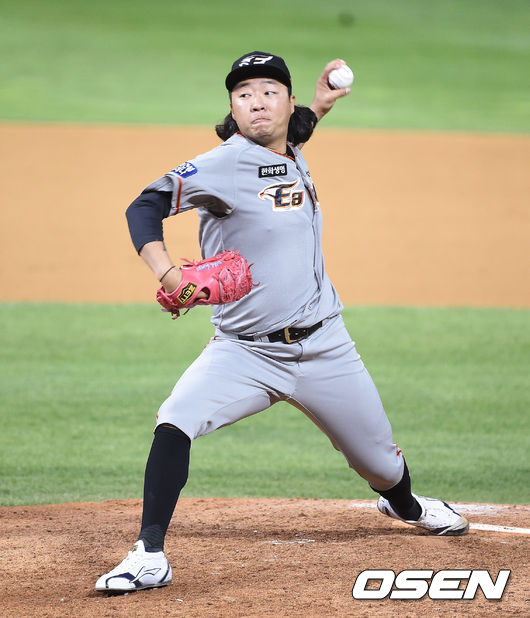 8일 인천 SSG 랜더스필드에서 ’2021 신한은행 SOL KBO 리그' SSG 랜더스와 한화 이글스의 경기가 열렸다.6회말 한화 김범수 투수가 역투하고 있다. / soul1014@osen.co.kr