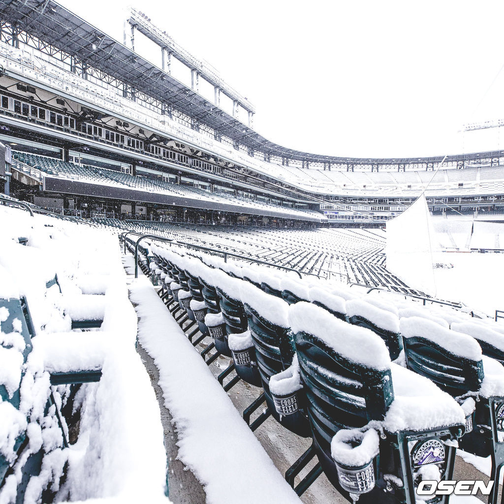 [사진] 17일(한국시간) 눈 덮힌 쿠어스 필드.<콜로라도 로키스 공식 페이스북 캡처> 