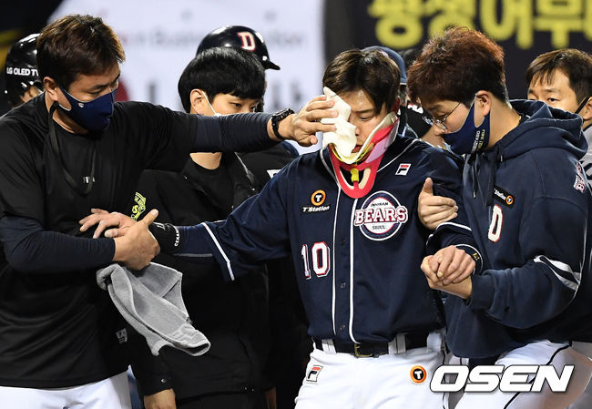 8회초 1사에서 두산 박세혁이 LG 김대유의 투구에 얼굴 부위를 맞고 괴로워하며 구급차에 오르고 있다.  /jpnews@osen.co.kr