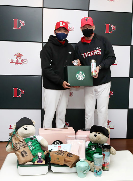 [사진] KIA 맷 윌리엄스 감독이 SSG 김원형 감독의 선물 보답에 다시 한번 고마운 마음을 전했다. / SSG 제공