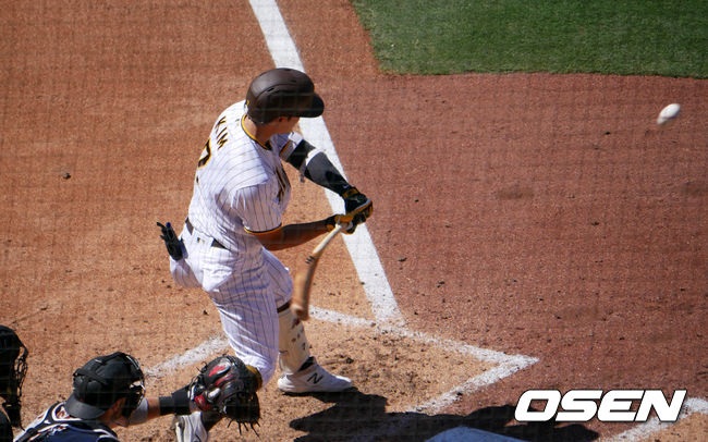 [OSEN=샌디에이고, 이사부 통신원]샌디에이고 김하성이 두번째 타석에 들어서 타격을 하고 있다. /lsboo@osen.co.kr