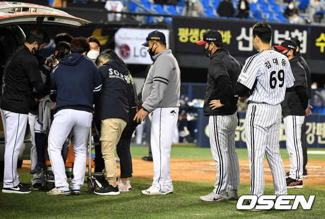8회초 1사에서 두산 박세혁이 LG 김대유의 헤드샷에 구급차에 실려 병원으로 이송됐다. 걱정스런 모습으로 지켜보는 김대유.  /jpnews@osen.co.kr
