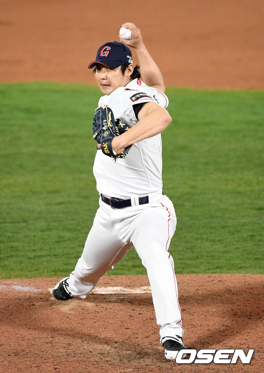 16일 오후 부산 사직야구장에서 ’2021 신한은행 SOL KBO 리그' 롯데 자이언츠와 삼성 라이온즈의 경기가 열렸다.7회초 무사에서 롯데 김대우가 역투하고 있다. /sunday@osen.co.kr