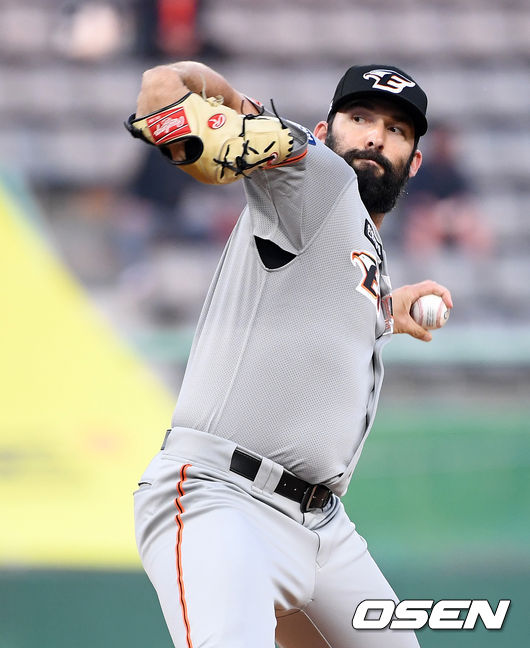 6일 인천 SSG 랜더스필드에서 ’2021 신한은행 SOL KBO 리그' SSG 랜더스와 한화 이글스의 경기가 열렸다.1회말 무사에서 한화 선발투수 카펜터가 역투하고 있다. /sunday@osen.co.kr