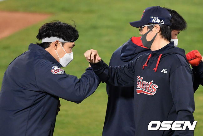 롯데는 16일 부산 사직구장에서 열린 ‘2021 신한은행 SOL KBO리그’ 정규시즌 삼성 라이온즈와의 시즌 첫 번째 맞대결에서 9-3으로 역전승을 거뒀다. 이로써 롯데는 시즌 5승6패를 마크했다. 2연패를 끊었다. 삼성은 6승6패로 승률이 다시 5할로 내려앉았다.경기 종료 후 롯데 허문회 감독이 지성준과 승리의 기쁨을 나누고 있다. /sunday@osen.co.kr