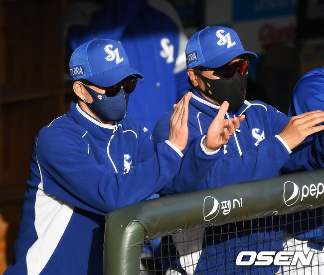 17일 오후 부산 사직야구장에서 ’2021 신한은행 SOL KBO 리그' 롯데 자이언츠와 삼성 라이온즈의 경기가 열렸다.1회초 2사 2루에서 삼성 김지찬의 적시타 때 허삼영 감독이 더그아웃에서 박수를 보내고 있다. /sunday@osen.co.kr
