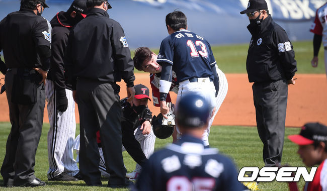 2회초 2사 1,3루 두산 허경민이 자신의 타구에 맞은 LG 이민호에게 미안함을 표시하고 있다.  / soul1014@osen.co.kr