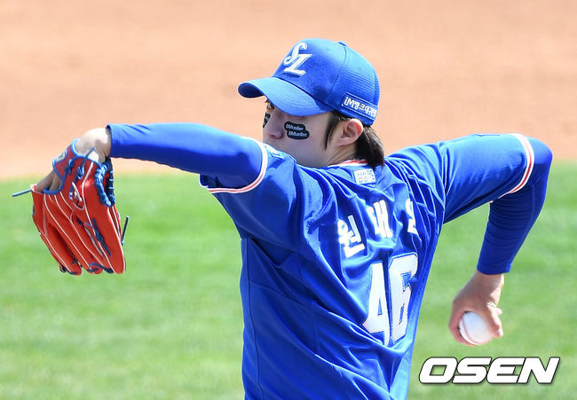 18일 오후 부산 사직야구장에서 ’2021 신한은행 SOL KBO 리그' 롯데 자이언츠와 삼성 라이온즈의 경기가 열렸다.1회말 무사에서 삼성 선발투수 원태인이 역투하고 있다. /sunday@osen.co.kr