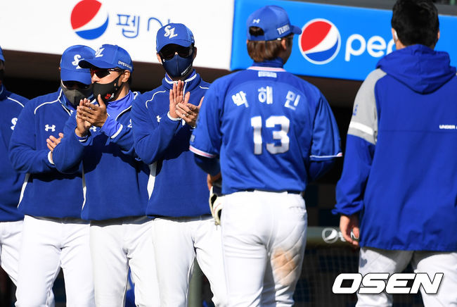 삼성은 18일 부산 사직구장에서 열린 롯데 자이언츠와의 경기에서 7-0으로 승리를 거뒀다. 3연속 위닝시리즈 행진으로 시즌 8승6패를 마크했다. 롯데는 3연속 루징시리즈를 당하면서 시즌 5승8패가 됐다. 롯데는 2경기 연속 무득점.경기 종료 후 삼성 허삼영 감독이 선수들과 승리의 기쁨을 나누고 있다. /sunday@osen.co.kr