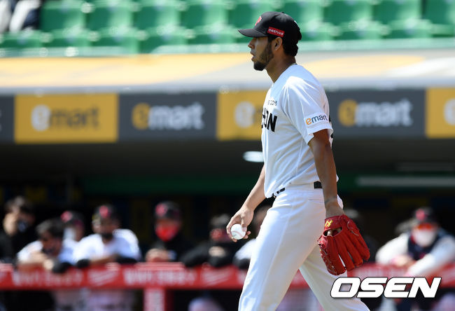 18일 오후 인천SSG 랜더스필드에서 ‘2021 신한은행 SOL KBO리그’ SSG 랜더스와 KIA 타이거즈의 경기가 열렸다.1화초 2사 1,2루 SSG 폰트가 KIA 이창진 타석 때 폭투를 범한 후 아쉬워하고 있다. 폭투로 KIA 1루주자 최형우는 2루까지, 2루주자 터커는 3루까지 진루했다. /cej@osen.co.kr