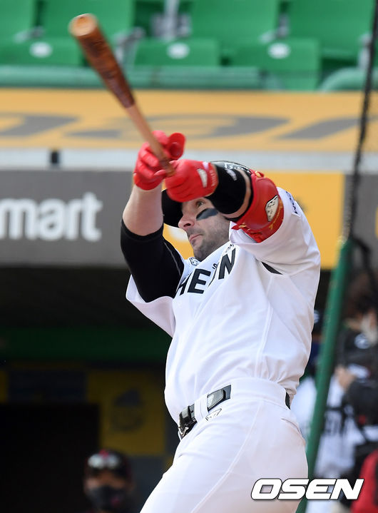 18일 오후 인천SSG 랜더스필드에서 ‘2021 신한은행 SOL KBO리그’ SSG 랜더스와 KIA 타이거즈의 경기가 열렸다.7회말 2사 SSG 로맥이 달아나는 좌월 솔로 홈런을 날리고 있다. /cej@osen.co.kr