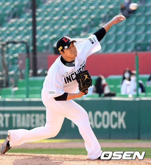 18일 오후 인천SSG 랜더스필드에서 ‘2021 신한은행 SOL KBO리그’ SSG 랜더스와 KIA 타이거즈의 경기가 열렸다.7회초 1사 1루 마운드에 오른 SSG 김태훈이 공을 뿌리고 있다. /cej@osen.co.kr