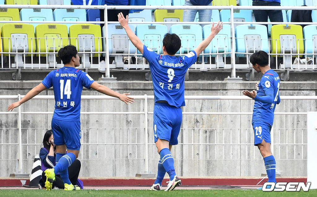 후반 수원 정상빈이 팀 세번째 골을 작렬 시킨 뒤 강현묵-김건희와 기뻐하고 있다. / dreamer@osen.co.kr