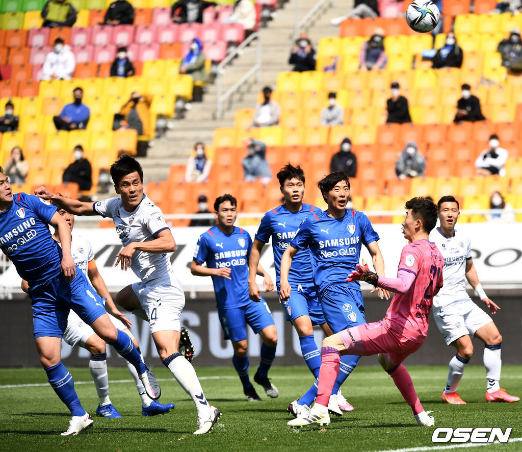 전반 수원 김건희가 헤더 선제골을 작렬시키고 있다. / dreamer@osen.co.kr