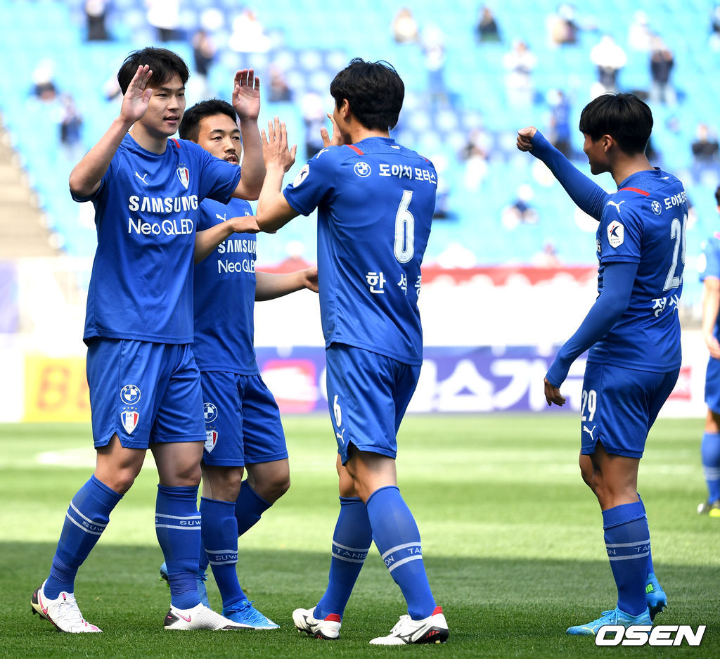 전반 수원 김건희가 선제골을 작렬시킨 뒤 동료들과 기뻐하고 있다. / dreamer@osen.co.kr