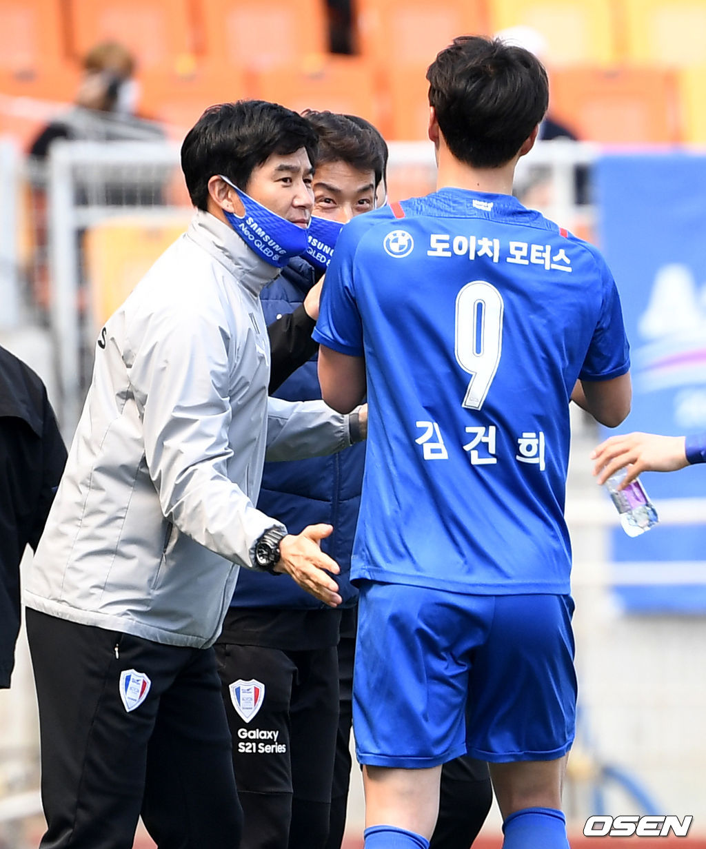 전반 수원 김건희가 선제골을 작렬시킨 뒤 박건하 감독과 인사를 나누고 있다. / dreamer@osen.co.kr