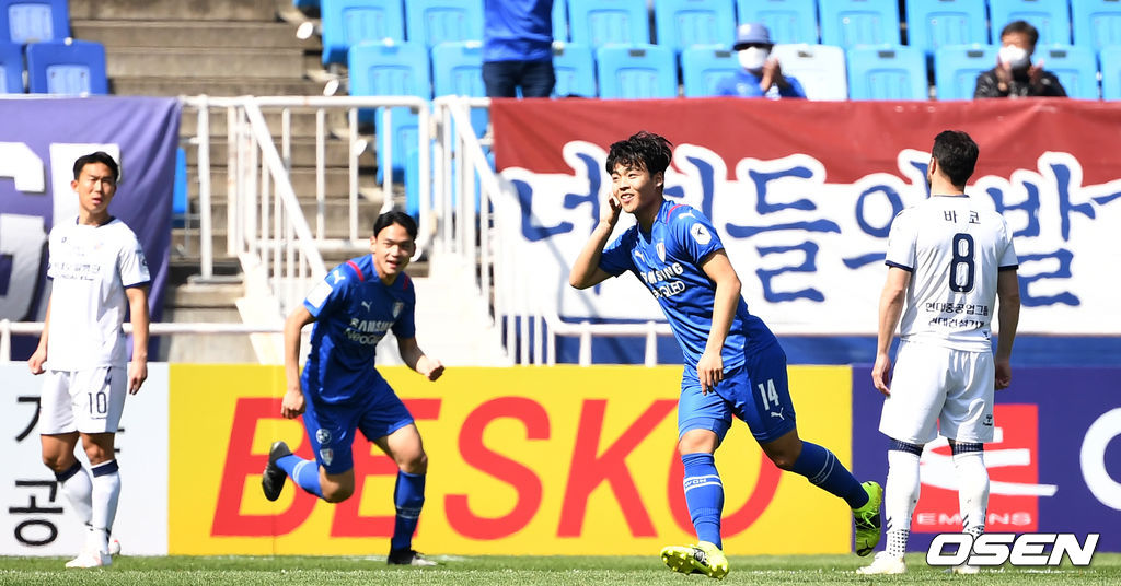 후반 수원 강현묵이 팀 두번째 골을 작렬시키고 기뻐하고 있다. / dreamer@osen.co.kr