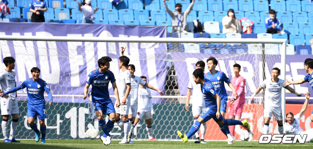 후반 수원 강현묵이 팀 두번째 골을 작렬시킨 뒤 환호하고 있다. / dreamer@osen.co.kr