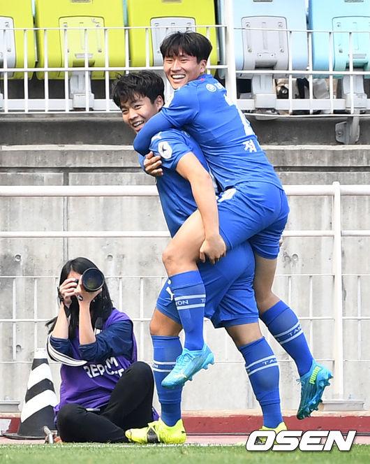 후반 수원 강현묵이 팀 두번째 골을 작렬시키고 정상빈과 기뻐하고 있다. / dreamer@osen.co.kr
