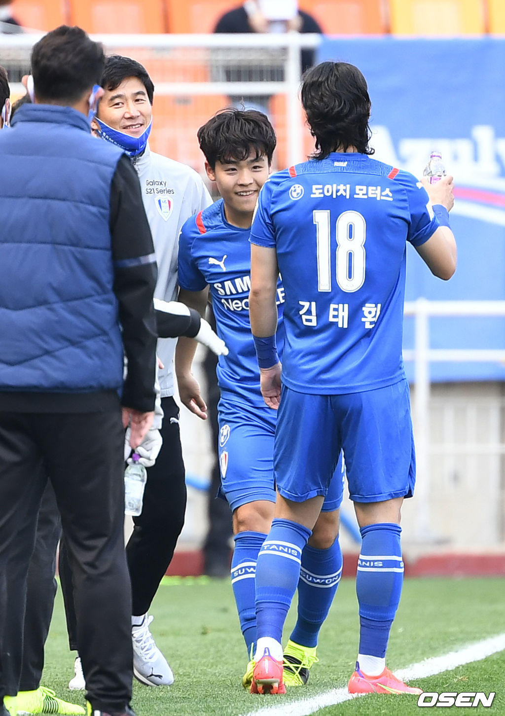 후반 수원 강현묵이 팀 두번째 골을 작렬시키고 박건하 감독과 인사를 나누고 있다. / dreamer@osen.co.kr