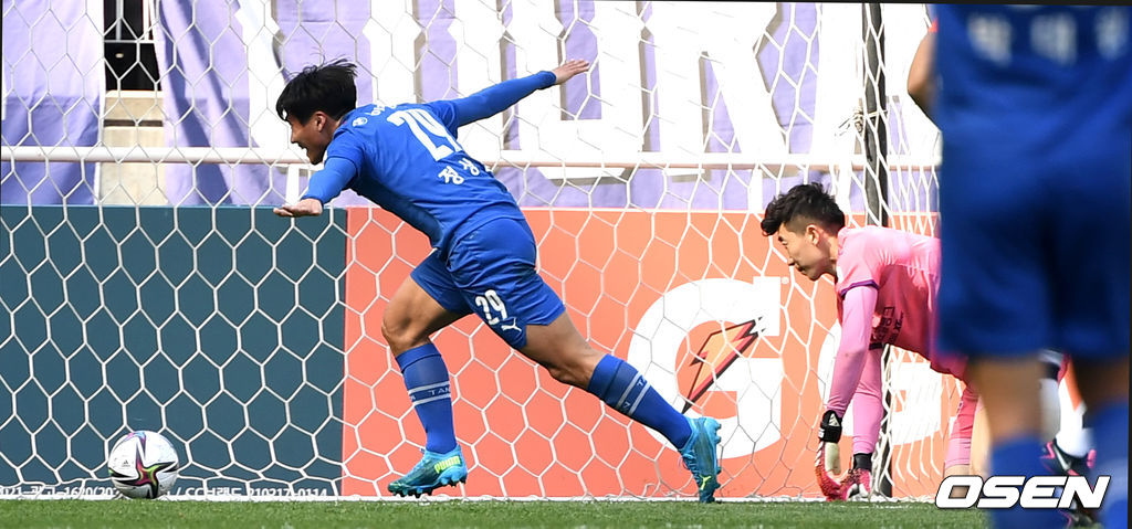 후반 수원 정상빈이 팀 세번째 골을 작렬 시킨 뒤 환호하고 있다. / dreamer@osen.co.kr