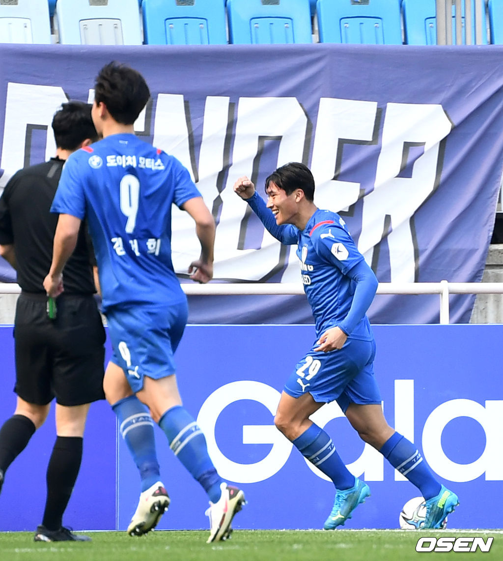 후반 수원 정상빈이 팀 세번째 골을 작렬 시킨 뒤 환호하고 있다. / dreamer@osen.co.kr