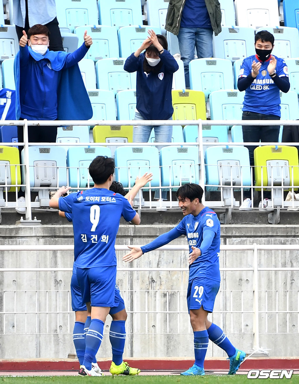 후반 수원 정상빈이 팀 세번째 골을 작렬 시킨 뒤 강현묵-김건희와 기뻐하고 있다. / dreamer@osen.co.kr