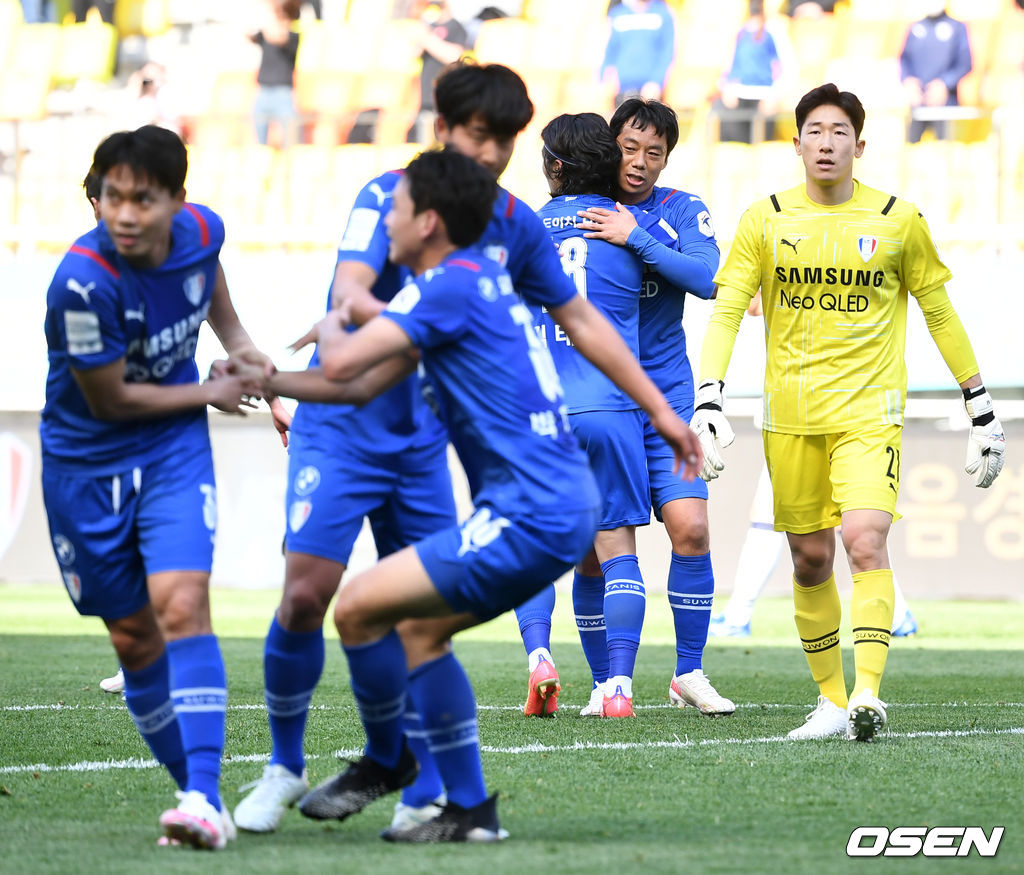 승리한 수원 선수들이 서로를 격려하고 있다. / dreamer@osen.co.kr