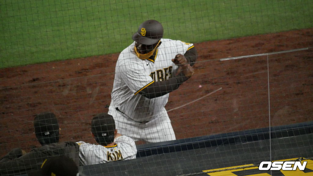 [OSEN=샌디에이고, 이사부 통신원] 샌디에이고의 김하성이 18일(한국시간) 펫코 파크에서 벌어진 LA 다저스와의 경기 도중 덕아웃에서 1루 코치와 대화를 나누고 있다.  /lsboo@osen.co.kr