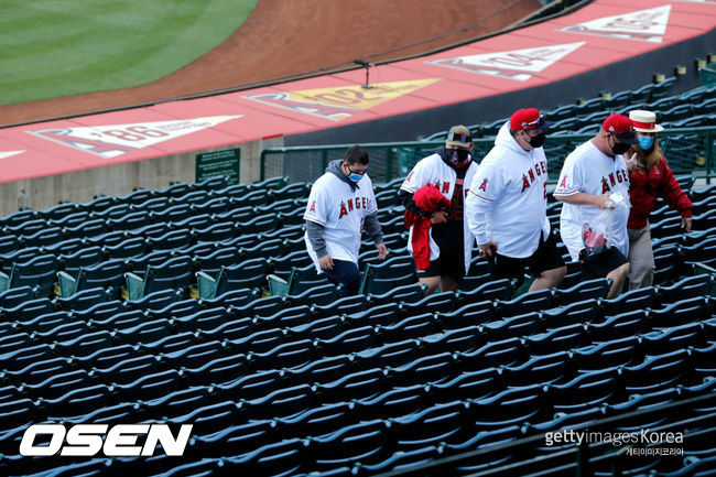 [사진] 코로나19로 인해 18일(한국시간) 미네소타와 LA 에인절스의 경기가 연기되자 관중들이 에인절 스타디움을 빠져나가고 있다. ⓒGettyimages(무단전재 및 재배포 금지)