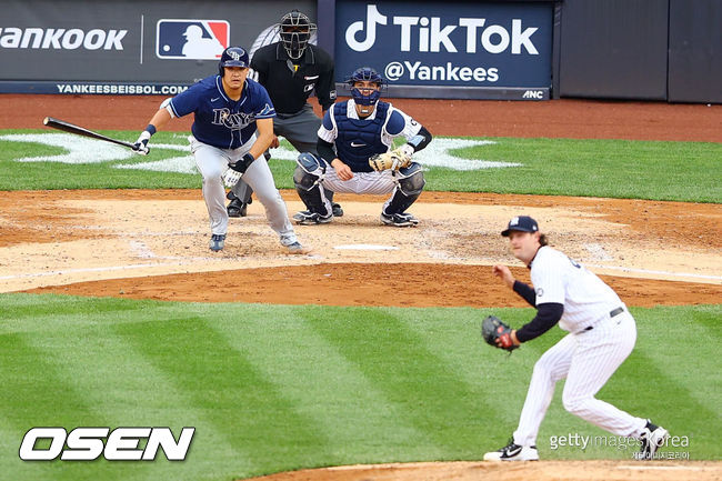 [사진] 쓰쓰고 요시토모가 7회 게릿 콜에게 결승 2루타를 치고 있다. ⓒGettyimages(무단전재 및 재배포 금지)