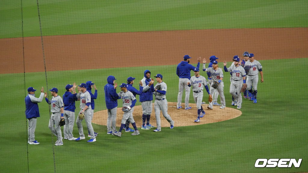 [OSEN=샌디에이고, 이사부 통신원] 지난 18일 열렸던 샌디에이고와의 2차전에서 2-0으로 승리한 뒤 자축하고 있는 LA 다저스 선수들.  /lsboo@osen.co.kr