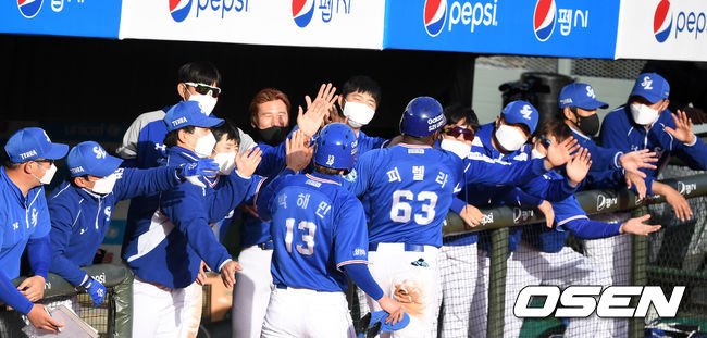 17일 오후 부산 사직야구장에서 ’2021 신한은행 SOL KBO 리그' 롯데 자이언츠와 삼성 라이온즈의 경기가 열렸다.1회초 1사 2,3루에서 삼성 강한울의 좌중간 2타점 적시 2루타 때 홈을 밟은 박해민고 피렐라가 더그아웃에서 동료들의 축하를 받고 있다. /sunday@osen.co.kr