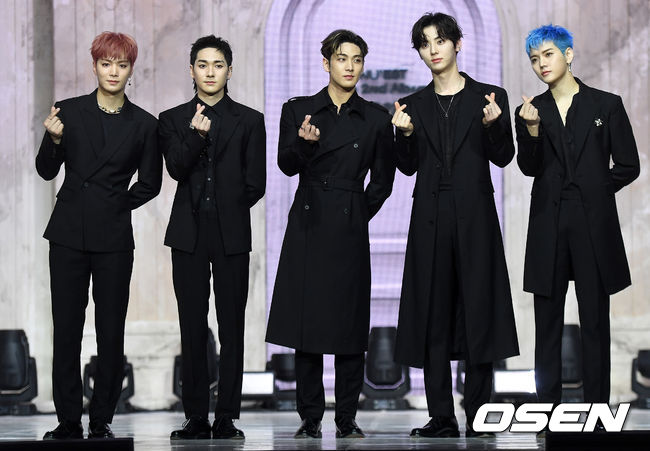 뉴이스트 멤버들이 포토타임을 하고 있다. / dreamer@osen.co.kr