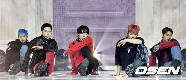 뉴이스트가 타이틀곡 인사이드 아웃(INSIDE OUT) 무대를 선보이고 있다. / dreamer@osen.co.kr