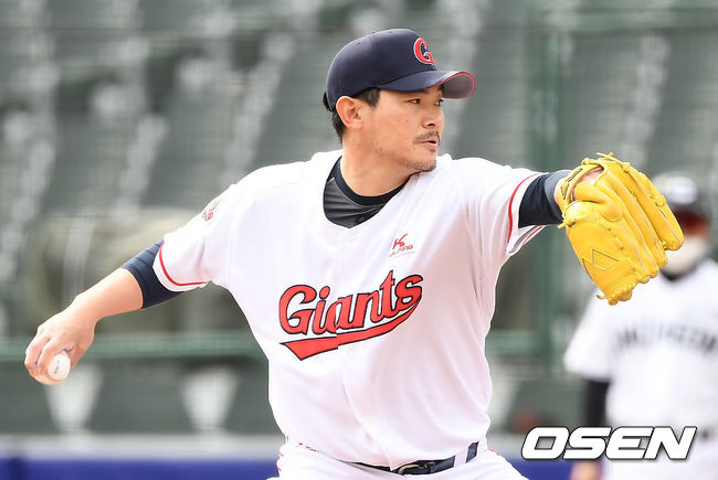 11일 오후 부산 사직구장에서 롯데 자이언츠와 SSG 랜더스의 연습경기가 진행됐다.4회초 롯데 노경은이 역투하고 있다. /youngrae@osen.co.kr