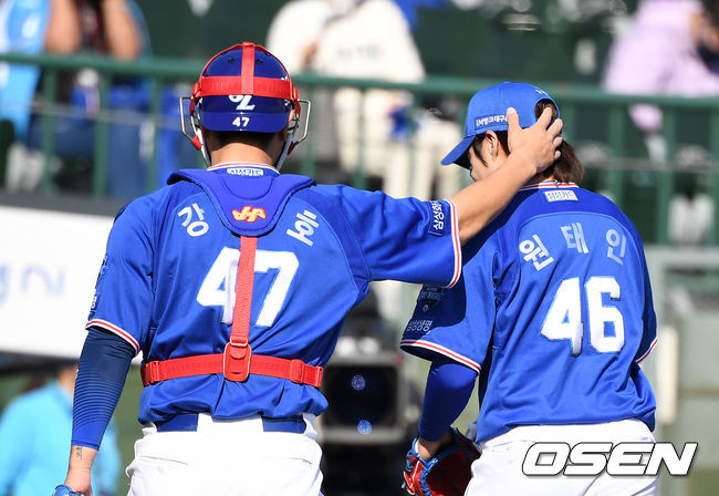 18일 오후 부산 사직야구장에서 ’2021 신한은행 SOL KBO 리그' 롯데 자이언츠와 삼성 라이온즈의 경기가 열렸다.7회말 2사 1,2루에서 삼성 원태인이 롯데 이병규를 내야땅볼로 처리하고 강민호의 격려를 받으며 더그아웃으로 가고 있다. /sunday@osen.co.kr