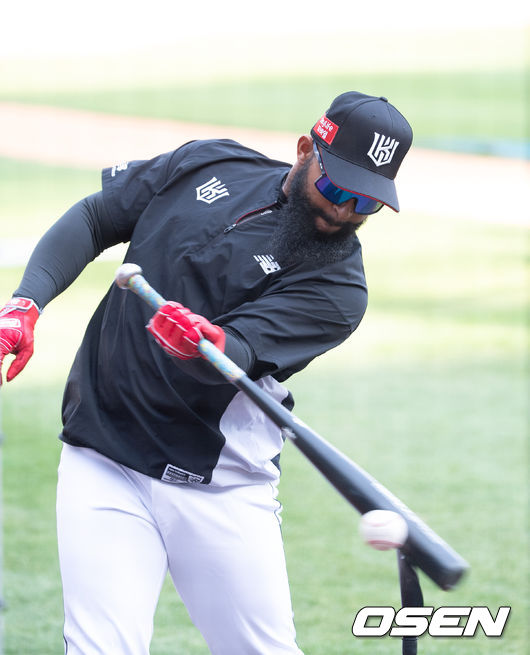 경기 앞서 KT 알몬테가 타격훈련을 하고 있다.  / soul1014@osen.co.kr
