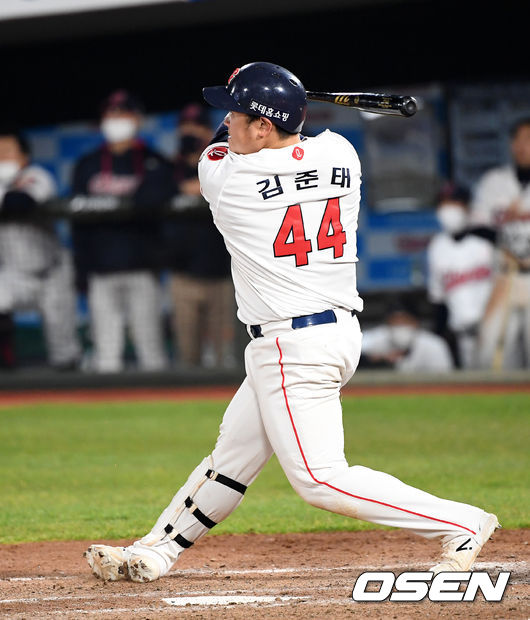 16일 오후 부산 사직야구장에서 ’2021 신한은행 SOL KBO 리그' 롯데 자이언츠와 삼성 라이온즈의 경기가 열렸다.8회말 1사 1,2루에서 롯데 김준태가 우중월 스리런 홈런을 치고 있다. /sunday@osen.co.kr