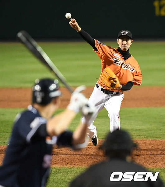 한화 정진호가 강경학에 이어 마운드에 올라 두산 신성현을 상대하고 있다. /jpnews@osen.co.kr
