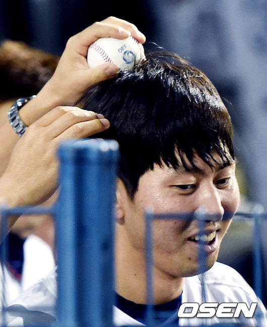 [사진] 정진호가 사이클링히트 기록을 세운 뒤 기뻐하고 있다. /OSEN DB
