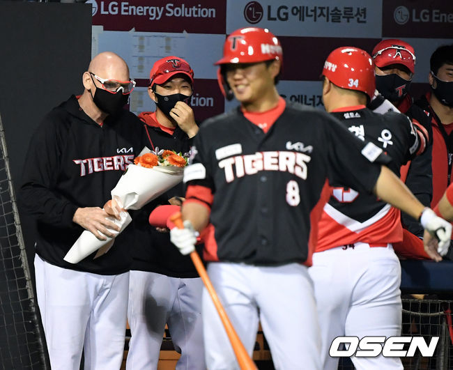 KIA 윌리엄스 감독이 5회초 2사 1루에서 개인통산 2000번째 안타를 투런포를 장식한 최형우에 꽃다발을 전하고 있다. /jpnews@osen.co.kr