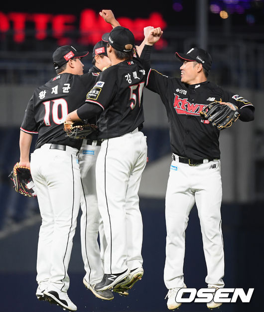 경기종료 후 KT 선수들이 승리의 기쁨을 나누고 있다. / soul1014@osen.co.kr