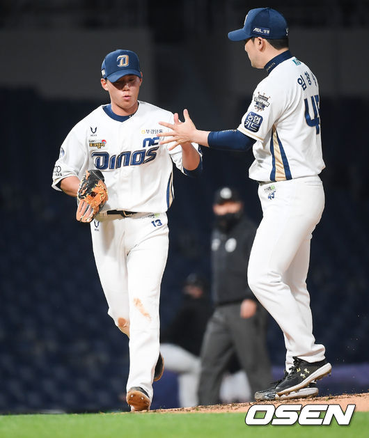 20일 오후 창원NC파크에서 '2021 신한은행 SOL KBO 리그' NC 다이노스와 KT 위즈의 경기가 진행됐다.5회초 1사 만루 KT 장성우의 강습타구를 잡으며 병살플레이 만든 3루 주자 박준영이 임창민 투수와 하이파이브를 하고 있다. /  soul1014@osen.co.kr