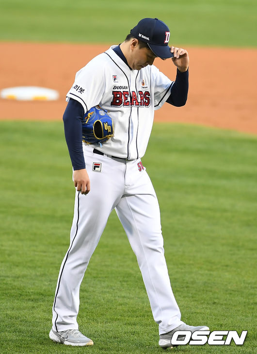 8일 오후 서울 잠실야구장에서 ‘2021 신한은행 SOL KBO 리그’ 두산 베어스와 삼성 라이온즈의 경기가 열렸다.1회초 종료 후 삼성 박해민에 솔로 홈런을 허용한 두산 선발 이영하가 아쉬워하며 더그아웃으로 이동하고 있다./ksl0919@osen.co.kr